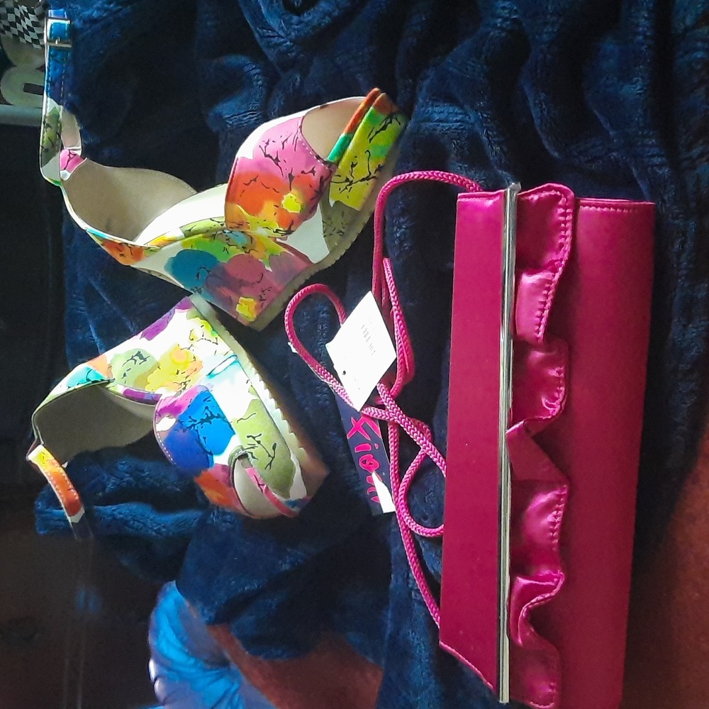 NWT Hot 🔥 HIGH WEDGE HEELS FLORAL PRINT ANKLE STRAPS & PURSE CLUTCH CROSSBODY